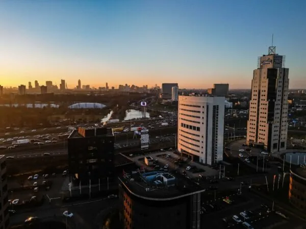 Luchtfoto van Rivium Quadrant in Capelle aan den IJssel met uitzicht op de skyline van Rotterdam bij zonsondergang.